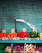 Gemüsekisten in einer Markthalle in New York City, USA