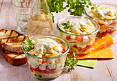 Italienischer Schichtsalat mit Nudeln, Gemüse, Joghurtdressing und Mozzarella in Weckgläsern