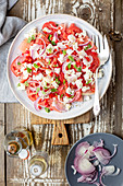 Wassermelonensalat mit Tomaten, Feta und roten Zwiebeln