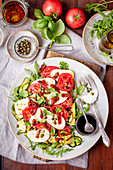 Caprese mit gegrillter Zucchini, getrockneten Tomaten und Kapern