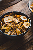 Gesundes Frühstück: Vollkornflakes mit Bananenscheiben