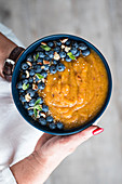 Pfirsich-Smoothie Bowl mit Blaubeeren