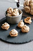 Brutti e buoni (Schaumgebäck mit Haselnüssen, Italien)