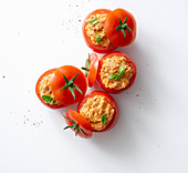 Tomaten mit Brösel-Tomaten-Füllung