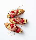 Crostini mit Brie, Rohschinken und Himbeeren