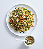 Spaghetti mit Avocado, Schalotten und Kirschtomaten