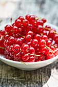 Redcurrants in a white bowl