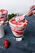 Erdbeermousse mit Erdbeersauce in Gläsern