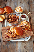 Brötchen mit Pulled Pork und Krautsalat