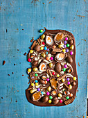 Schokolade mit Schokoladeneiern und Schokolinsen für Ostern
