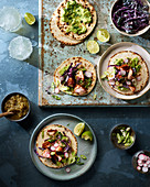 Tacos mit Lachs, Radieschen und Guacamole