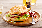 Texas-Burger-Sandwich mit gebratenem Schweinehals und Barbecuesauce