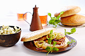 Vegetarischer Kichererbsen-Burger mit Blumenkohlsalat und Joghurtsauce (Türkei)
