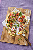 Tortilla-Pizza mit Rucola, Zwiebeln und Pesto
