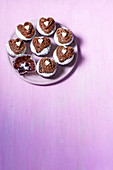 Muffins mit Schokoladenherzen zum Valentinstag