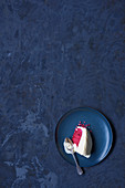 Weisse Schokoladen-Himbeer-Eisbombe zu Weihnachten