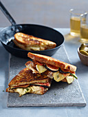 Toasties with cheese and figs