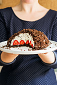 Maulwurfkuchen mit Sahne-Quark-Creme und Erdbeeren (Low Carb)