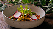 Thai-Nudeln mit Gemüse zubereiten