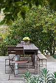 Alte Gartenmöbel auf der Terrasse mit Holzplanken