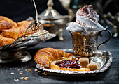Frühstück mit Croissants, Kaffee und Marmelade (Frankreich)