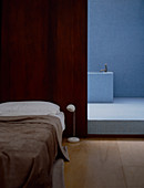 Minimalistisches Schlafzimmer mit Bad Ensuite mit Mosaikfliesen