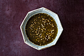 Dressing aus Granatapfelsirup, Honig, Zatar und Olivenöl