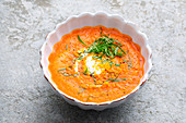 Tomaten-Gin-Suppe mit Orange