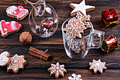 Weihnachtsplätzchen aus Lebkuchenteig mit Zuckerverzierung