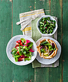 Salate mit Erdbeer- und Olivendressing, Salat mit Hähnchen und Birne