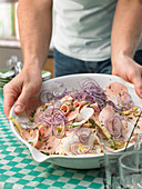 Käse-Wurst-Salat mit Zwiebelringen