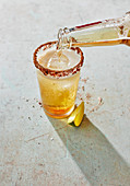 Michelada - mexikanischer Biercocktail mit Chili und scharfer Sauce
