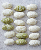 Zweierlei geformte Reisbällchen für Nigiri-Sushi