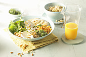 Orangen-Linsen-Hummus mit Spinat, Ziegenkäse und Sprossen