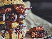 BBQ-Burger mit Coleslaw, Bacon, Onion Rings und Coffee Rub