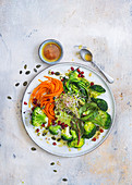 Vegane Gemüsespaghetti mit Avocado, Brokkolisprossen und Granatapfelkernen