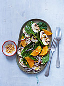 Veganer Salat aus Babyspinat, Champignons und Orangenfilets