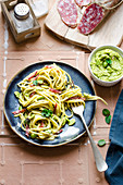 Spaghetti mit Favebohnen-Pesto nd Salami
