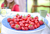 Frische Erdbeeren auf Teller