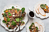 Reissalat mit Quinoa, Kürbis und Spinat serviert dazu Hühnerbrust in Scheiben