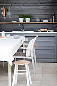 Essplatz und Outdoor-Küche in Grau auf Terrasse