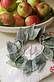 Jul' lettering made of wire and wreath of leaves