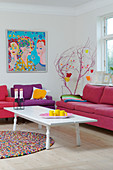 Polstermöbel in Pink und Violett im bunten Wohnzimmer