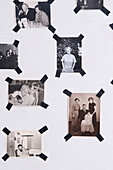 Schwarz-weiß-Fotos mit schwarzem Masking Tape an der Wand
