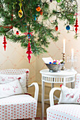 Weihnachtlich dekorierter Zirbelkiefer, im Hintergrund Sitzecke
