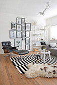 Klassiker Lounge Chair, Bildergalerie und Regal in schwarz-weiß eingerichtetem Wohnzimmer
