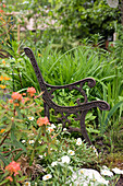 Vintage-Metallbank im Garten