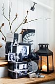 Weihnachtsverpackung mit schwarz-weißen Fotos dekoriert