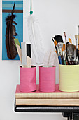 Bemalte Konservendosen in Pink und Gelb als Utensilo für Pinsel und Bastelzeug