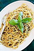 Spagetti with basil pesto